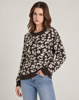 Maglia donna animalier girocollo a maniche lunghe Marrone indossata da Polly 2, foto 2