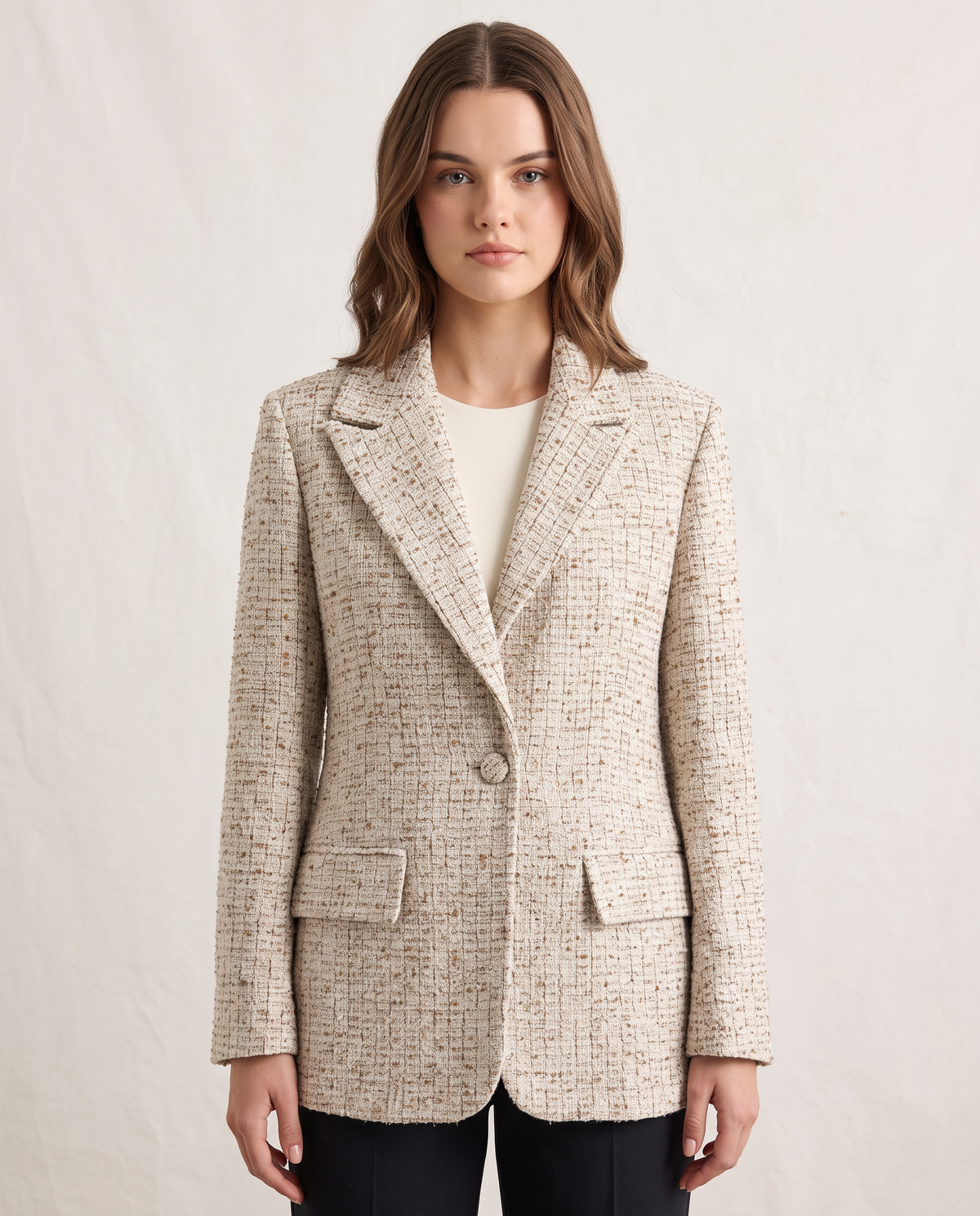Blazer donna effetto tweed con revers Beige indossata da Polly 2, foto 1