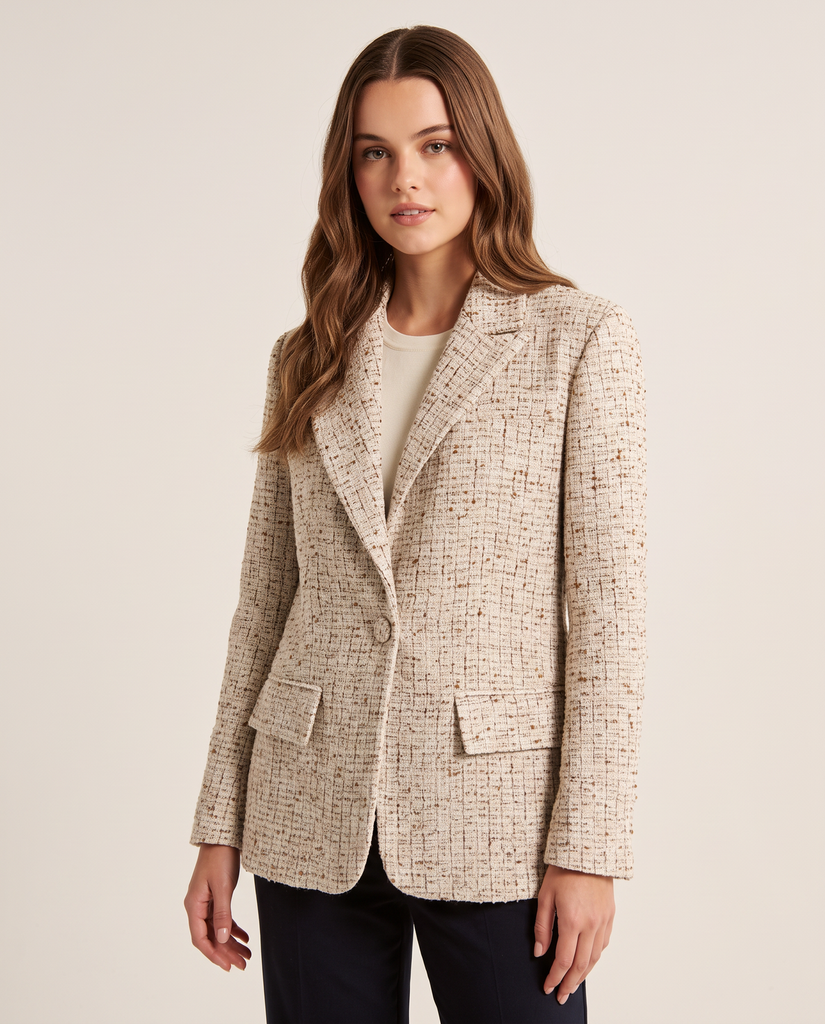 Blazer donna effetto tweed con revers Beige indossata da Polly 2, foto 2