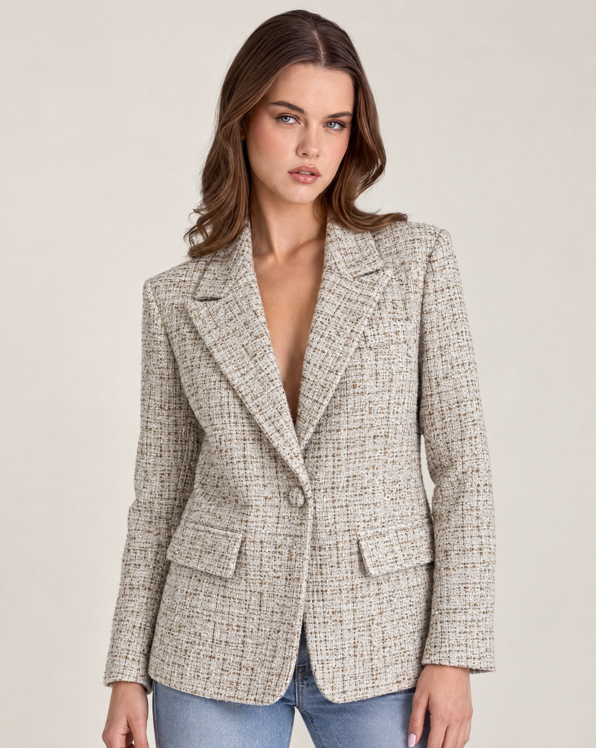 Blazer donna effetto tweed con revers Beige indossata da Polly 2, foto 3