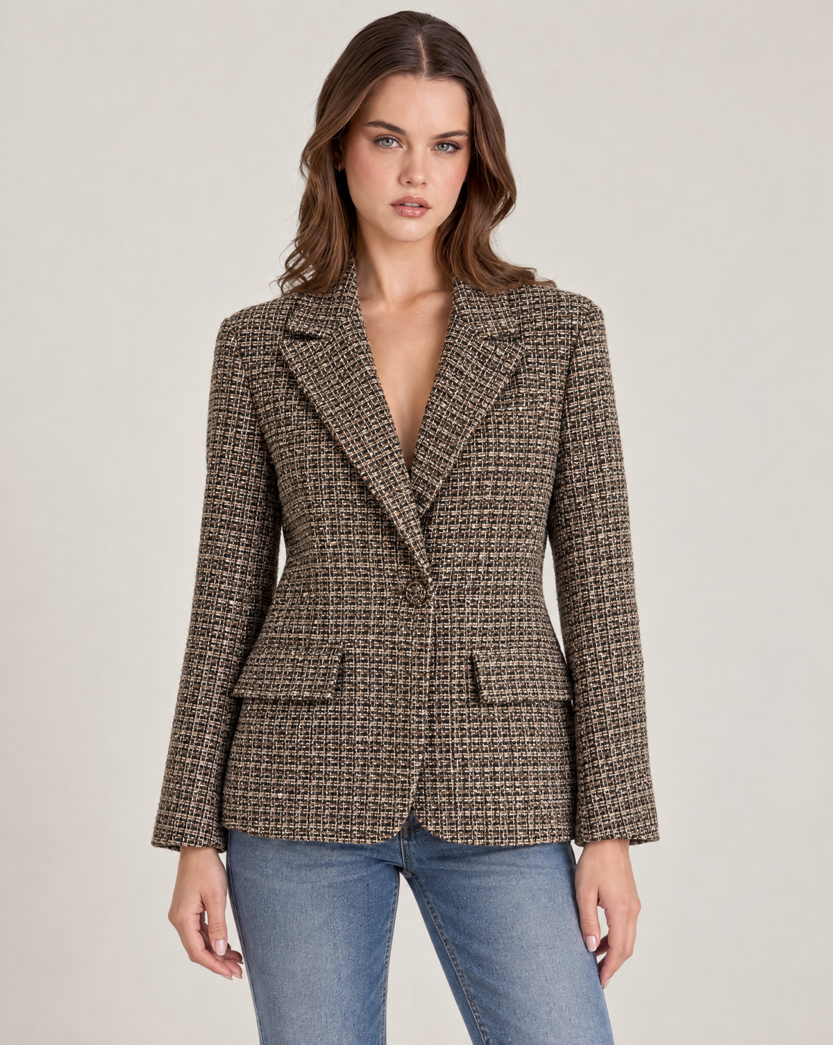 Blazer donna effetto tweed con revers Marrone indossata da Polly 2, foto 1