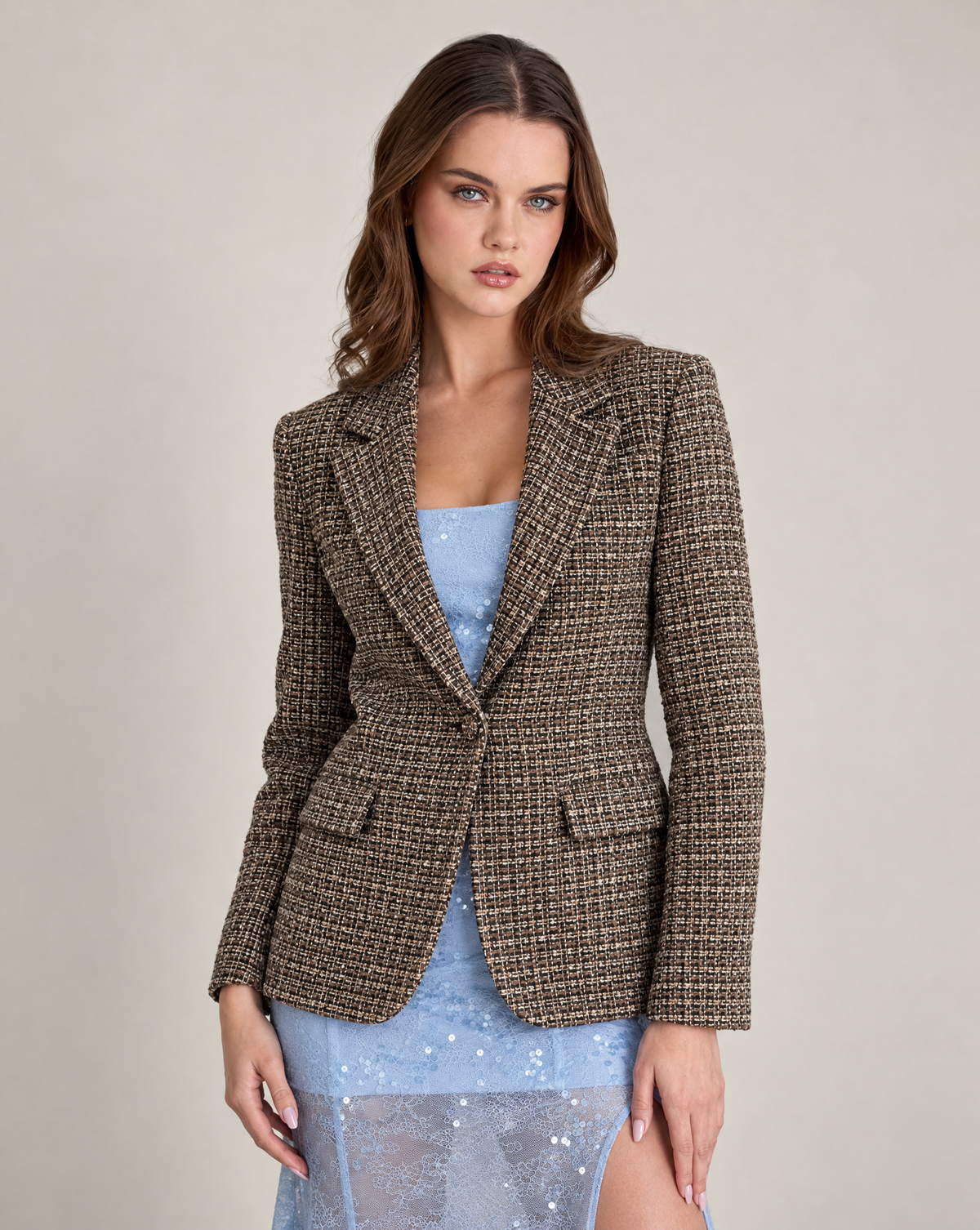 Blazer donna effetto tweed con revers Marrone indossata da Polly 2, foto 2