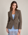 Blazer donna effetto tweed con revers Marrone indossata da Polly 2, foto 2