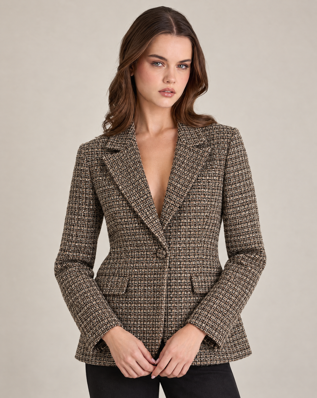 Blazer donna effetto tweed con revers Marrone indossata da Polly 2, foto 3