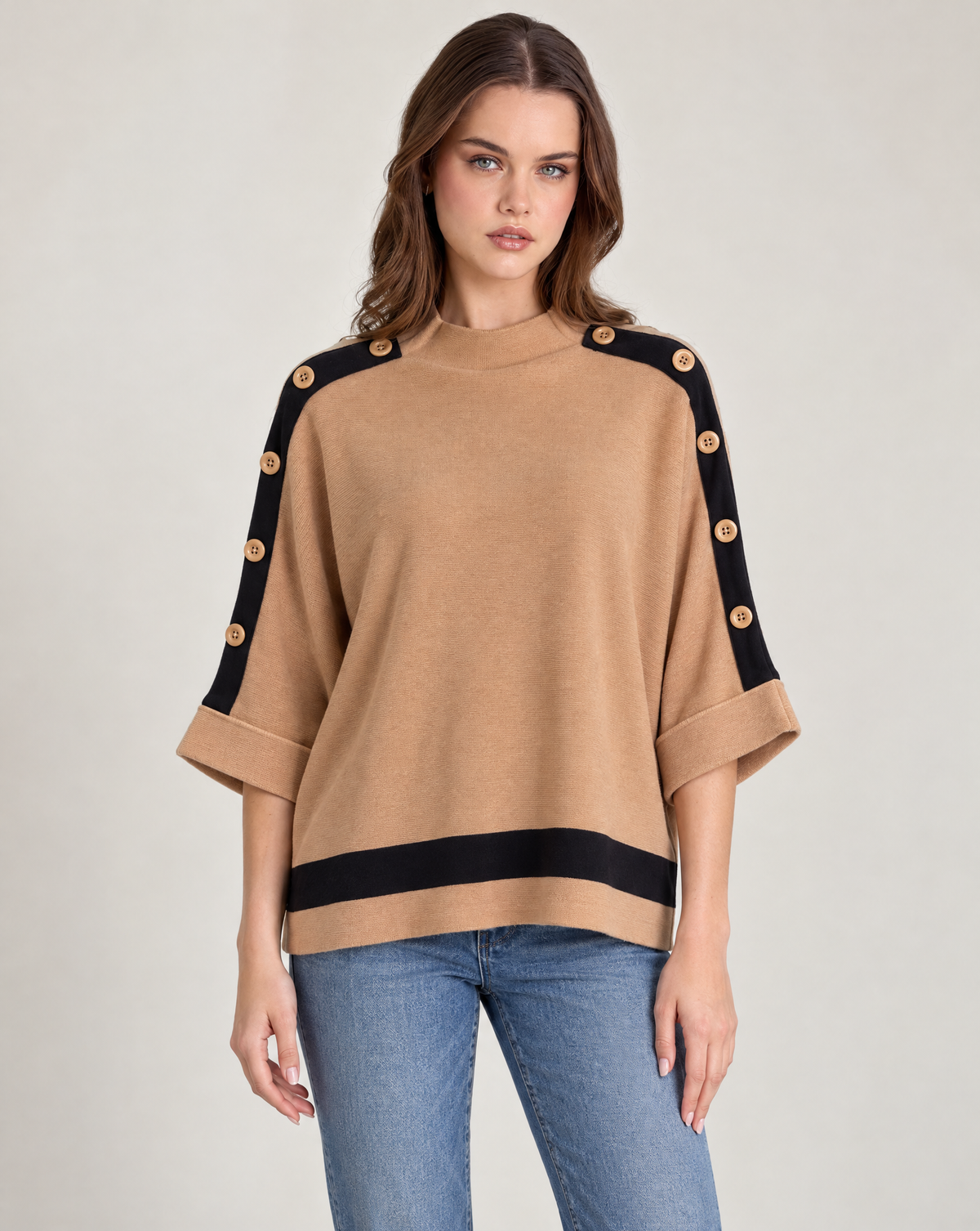Maglia donna con bottoni sulle maniche e bordi a contrasto Camel indossata da Polly 2, foto 1
