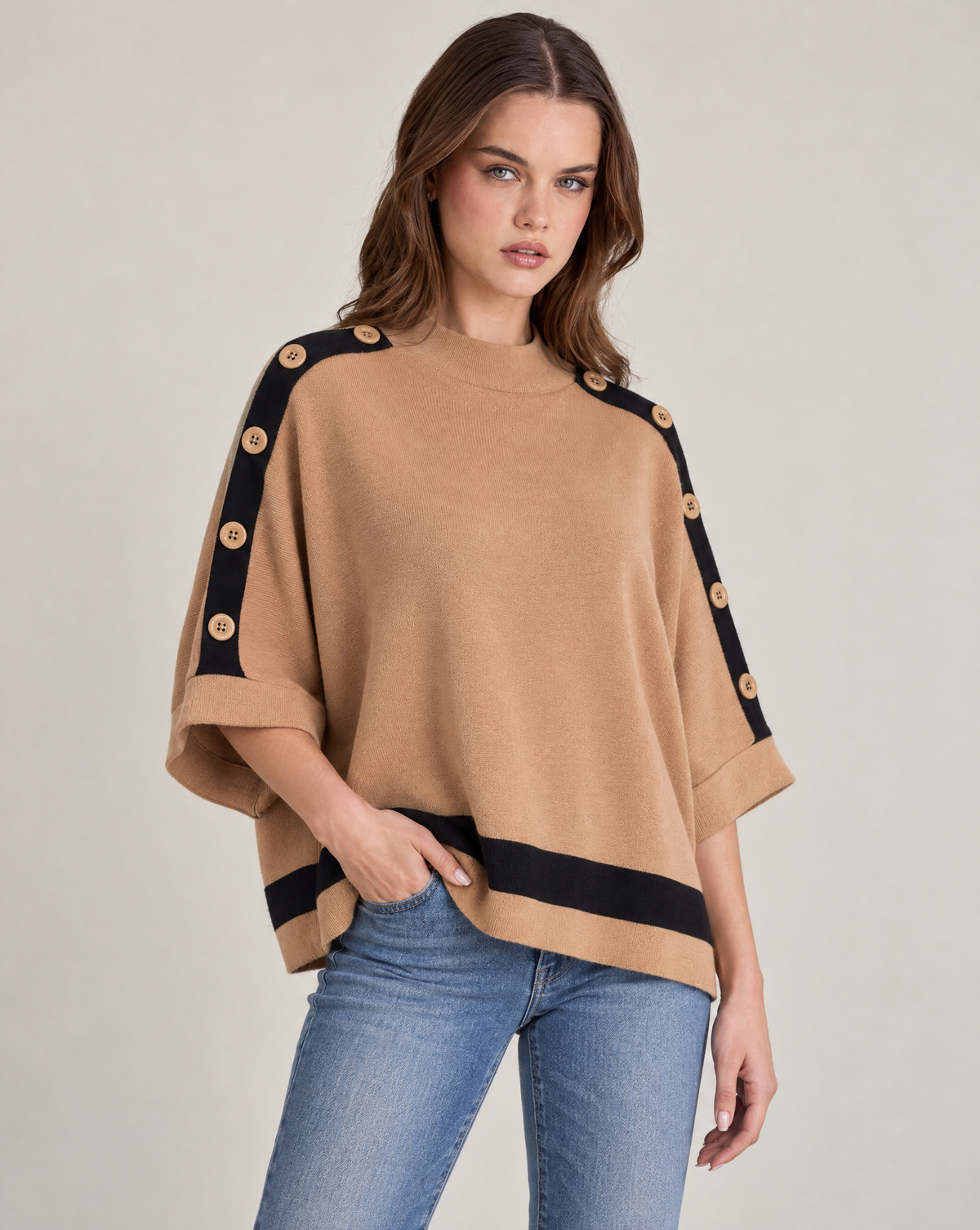 Maglia donna con bottoni sulle maniche e bordi a contrasto Camel indossata da Polly 2, foto 2