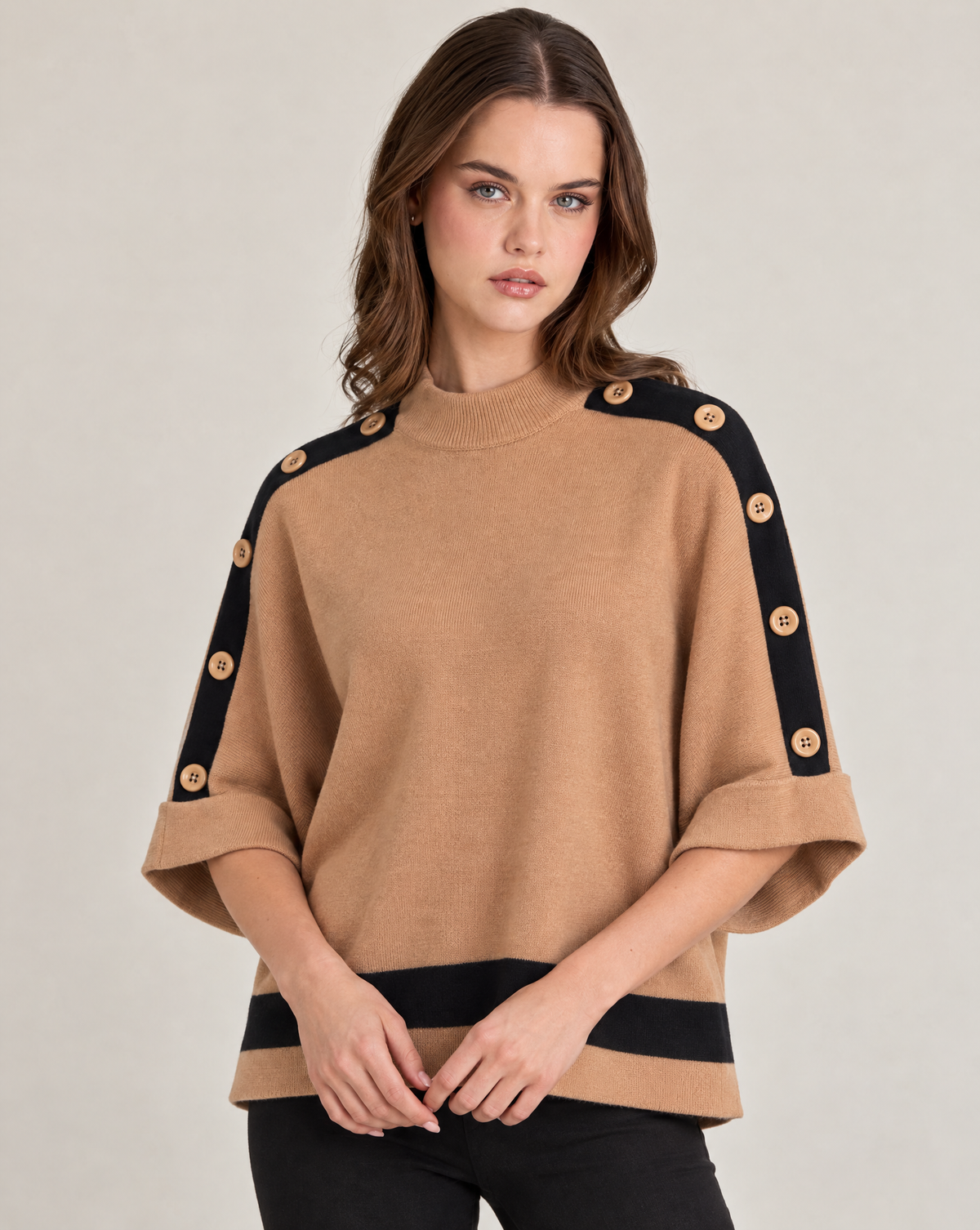 Maglia donna con bottoni sulle maniche e bordi a contrasto Camel indossata da Polly 2, foto 3