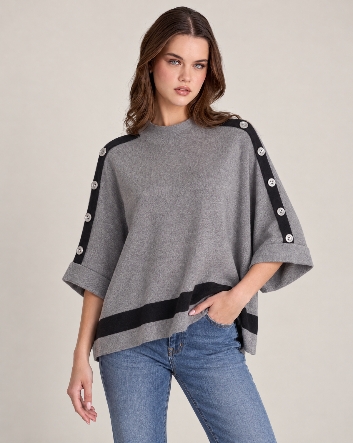 Maglia donna con bottoni sulle maniche e bordi a contrasto Grigio indossata da Polly 2, foto 2