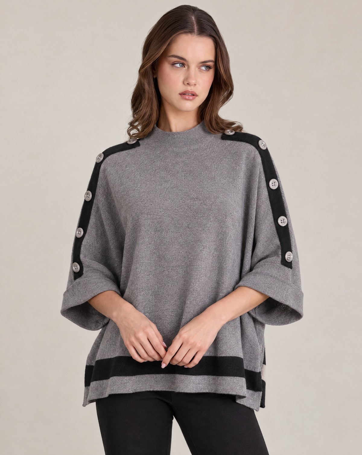 Maglia donna con bottoni sulle maniche e bordi a contrasto Grigio indossata da Polly 2, foto 3