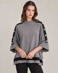 Maglia donna con bottoni sulle maniche e bordi a contrasto Grigio indossata da Polly 2, foto 3