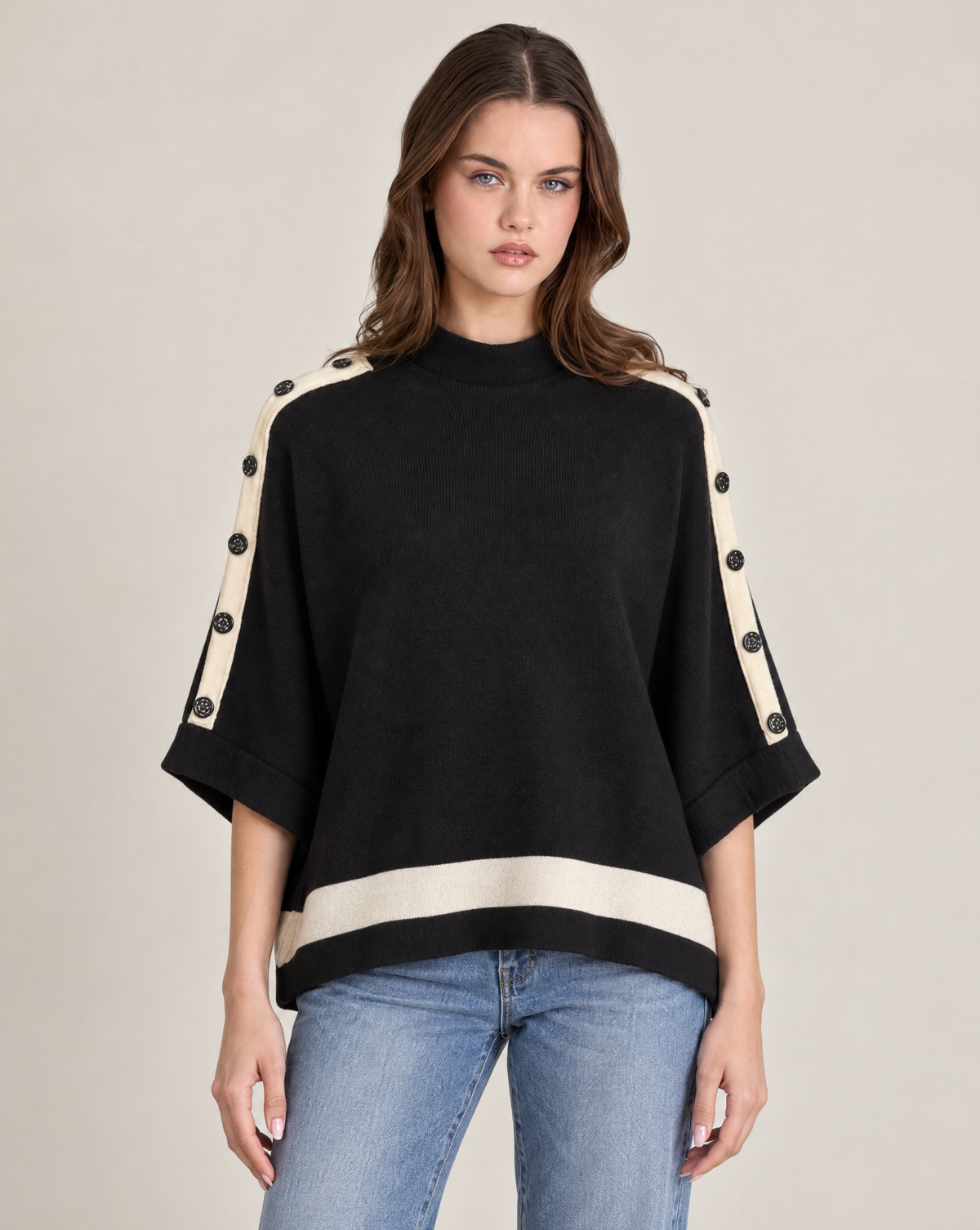 Maglia donna con bottoni sulle maniche e bordi a contrasto Nero indossata da Polly 2, foto 1