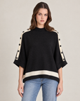 Maglia donna con bottoni sulle maniche e bordi a contrasto Nero indossata da Polly 2, foto 1