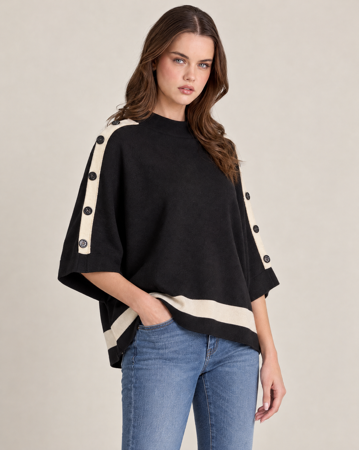 Maglia donna con bottoni sulle maniche e bordi a contrasto Nero indossata da Polly 2, foto 2