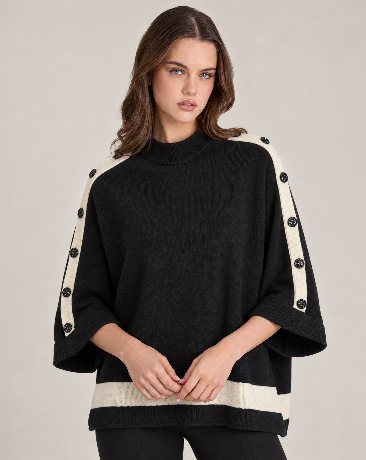 Maglia donna con bottoni sulle maniche e bordi a contrasto Nero indossata da Polly 2, foto 3