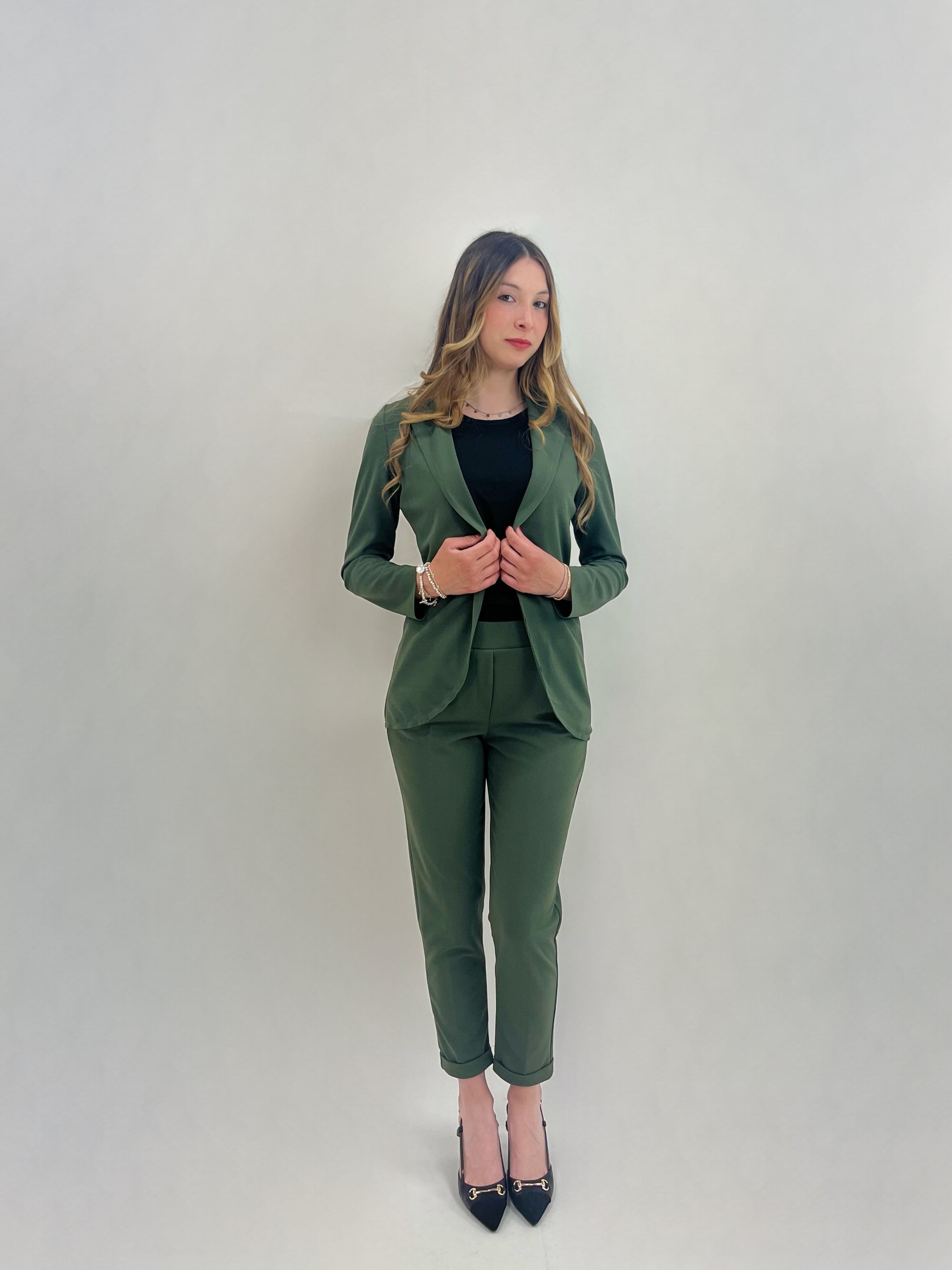 Pantaloni a sigaretta con svolta