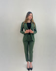 Pantaloni a sigaretta con svolta