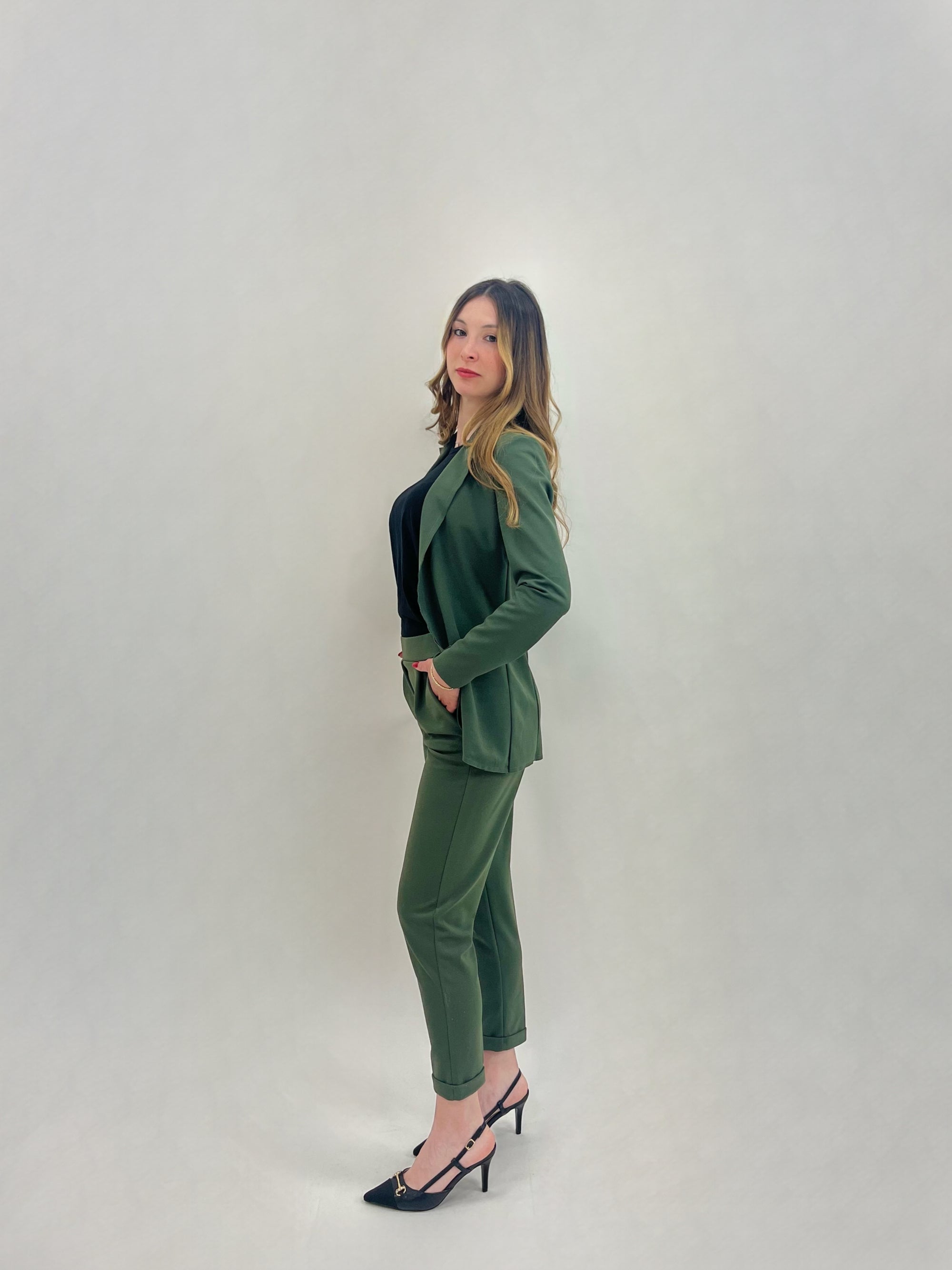Pantaloni a sigaretta con svolta