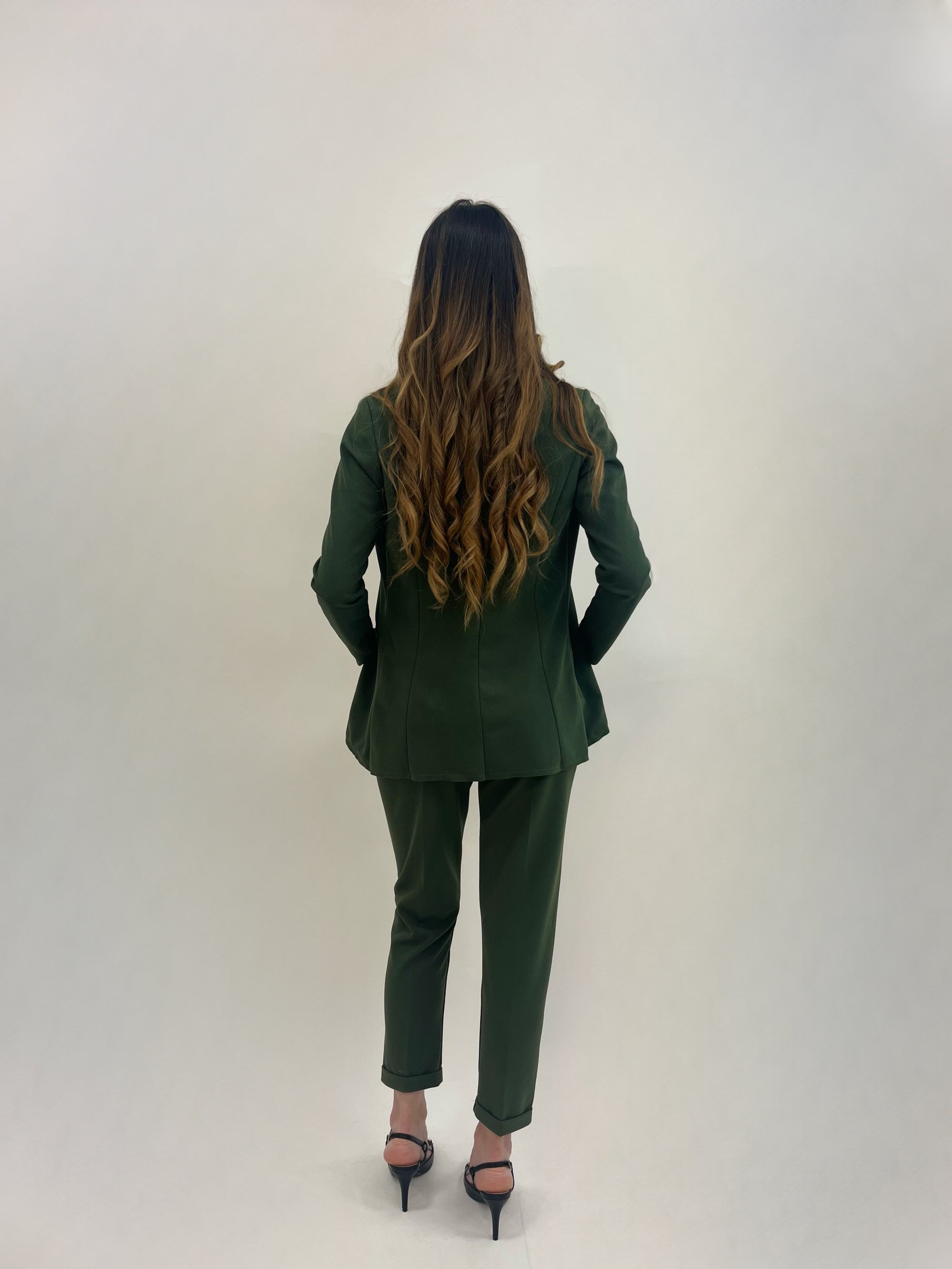 Pantaloni a sigaretta con svolta