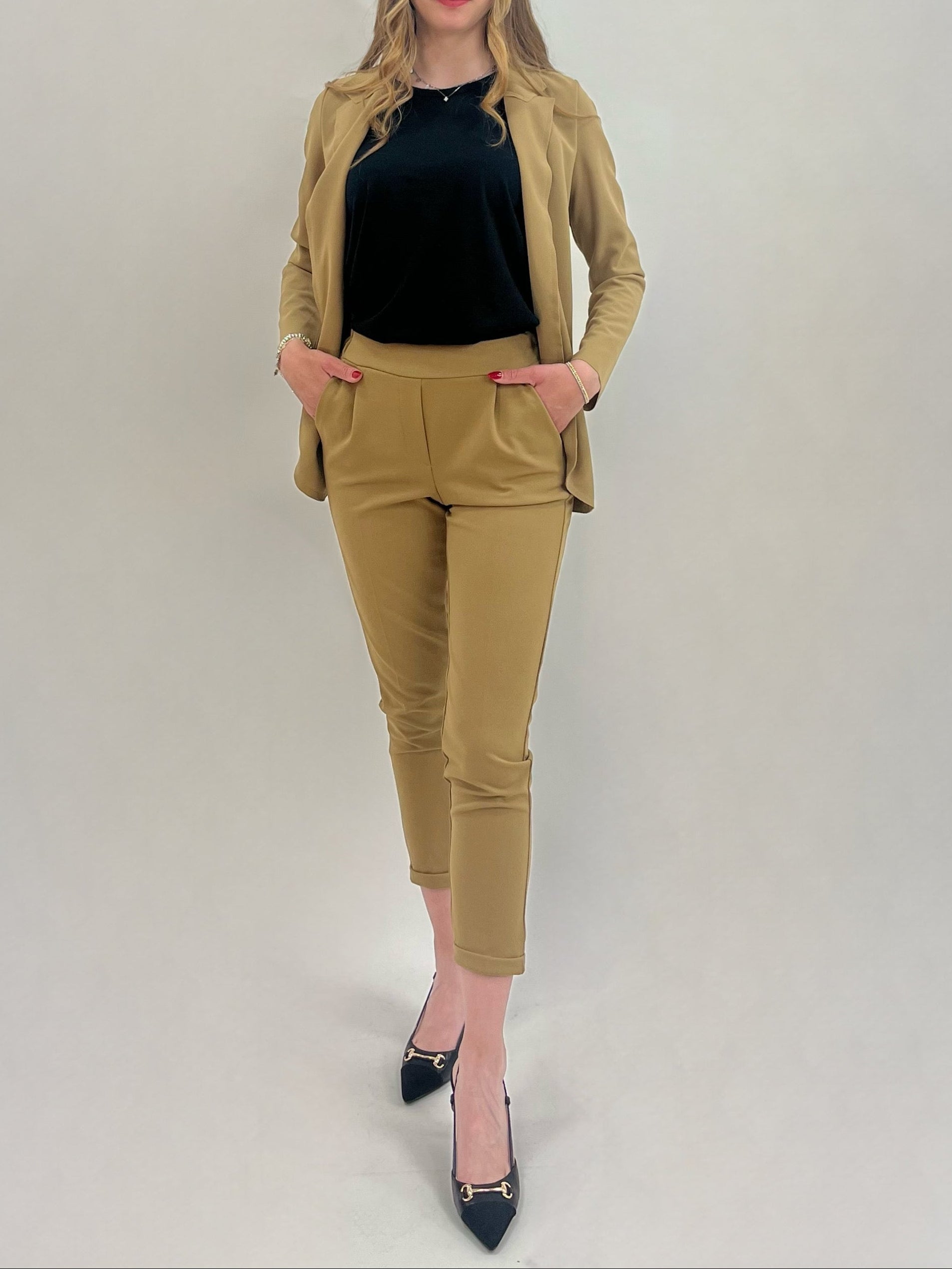 Pantaloni a sigaretta con svolta