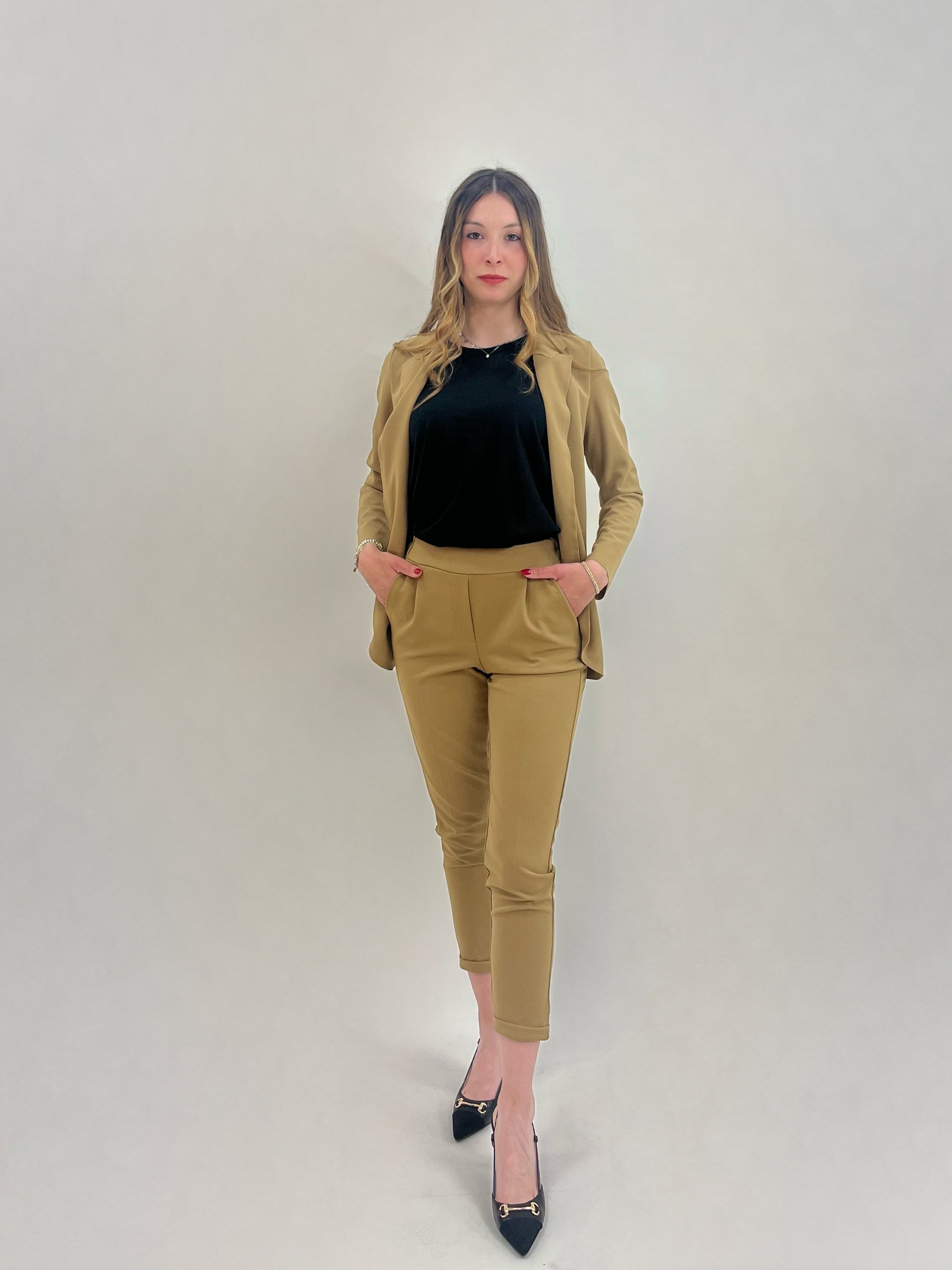 Pantaloni a sigaretta con svolta