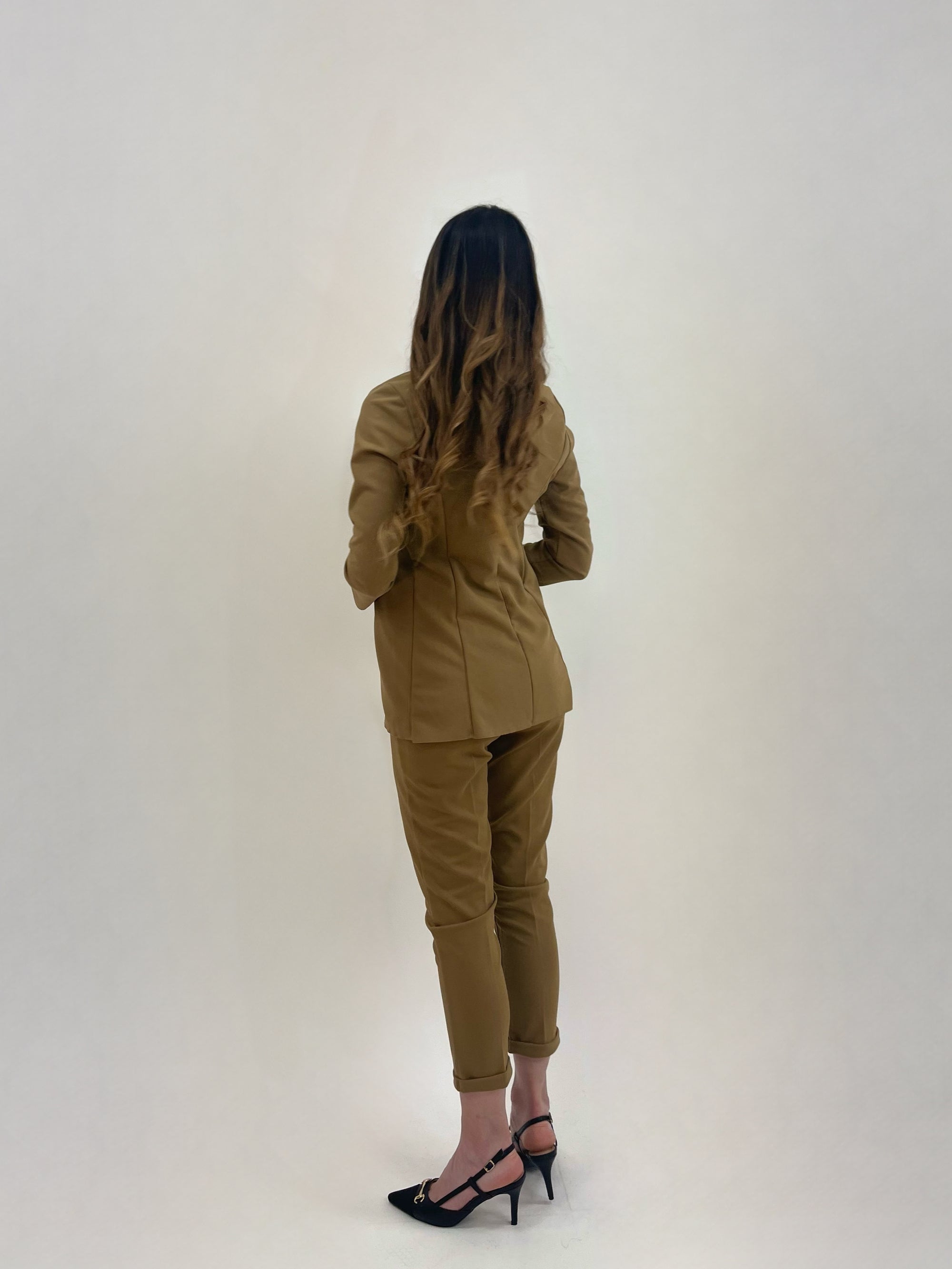 Pantaloni a sigaretta con svolta