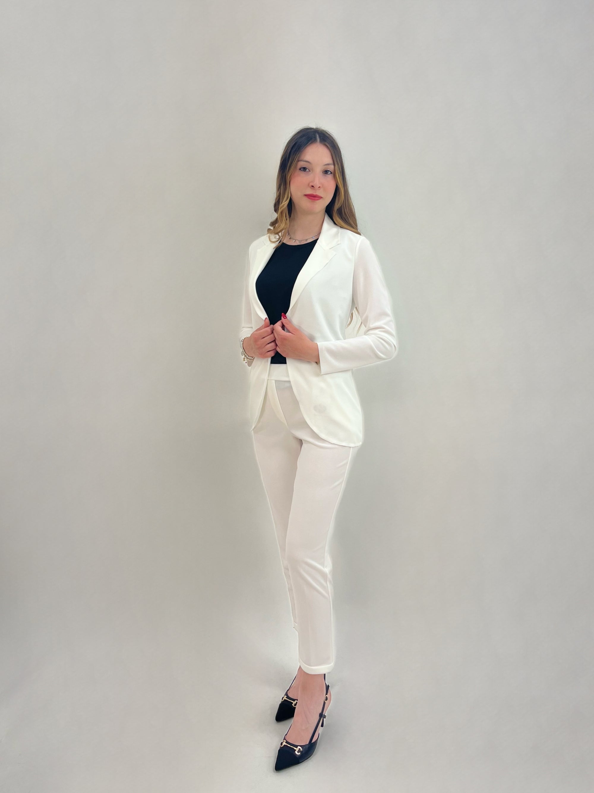 Pantaloni a sigaretta con svolta