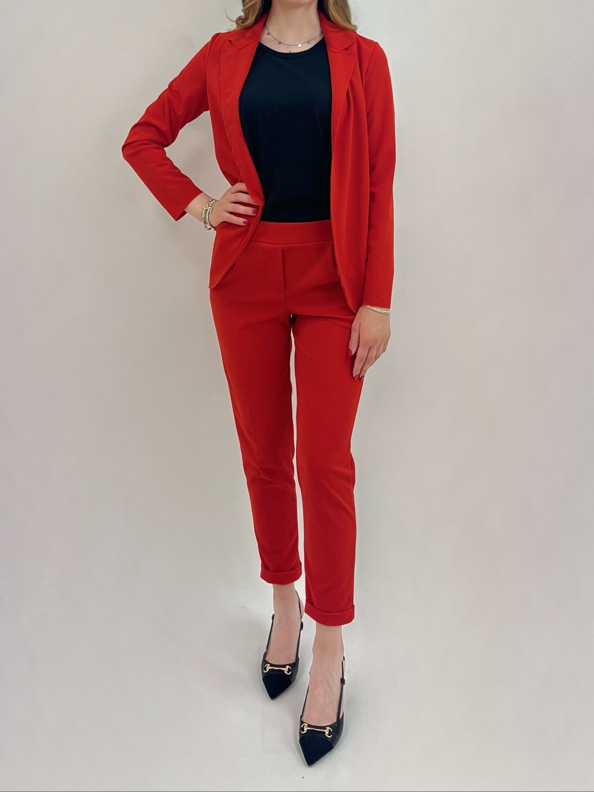 Pantaloni a sigaretta con svolta