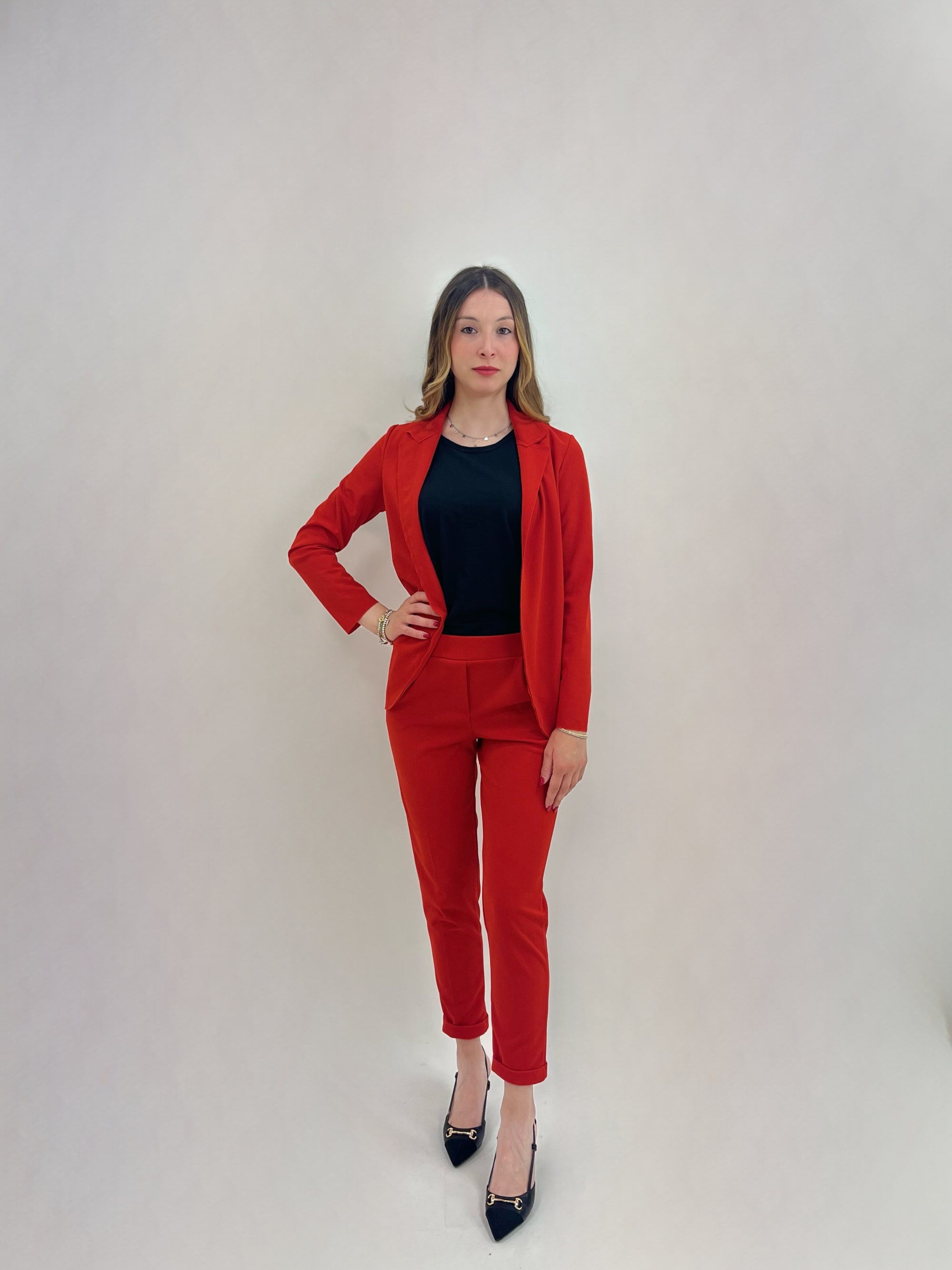 Pantaloni a sigaretta con svolta