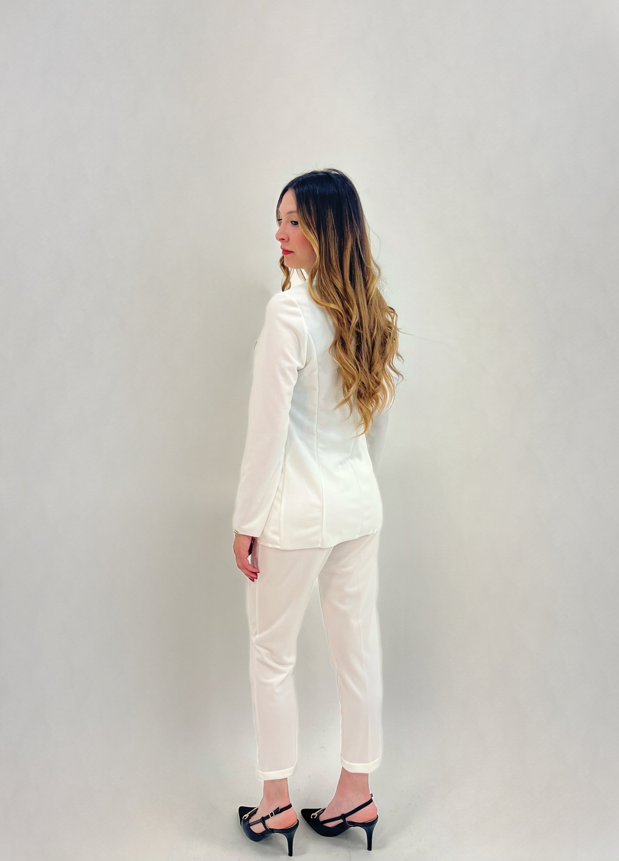 Pantaloni a sigaretta con svolta