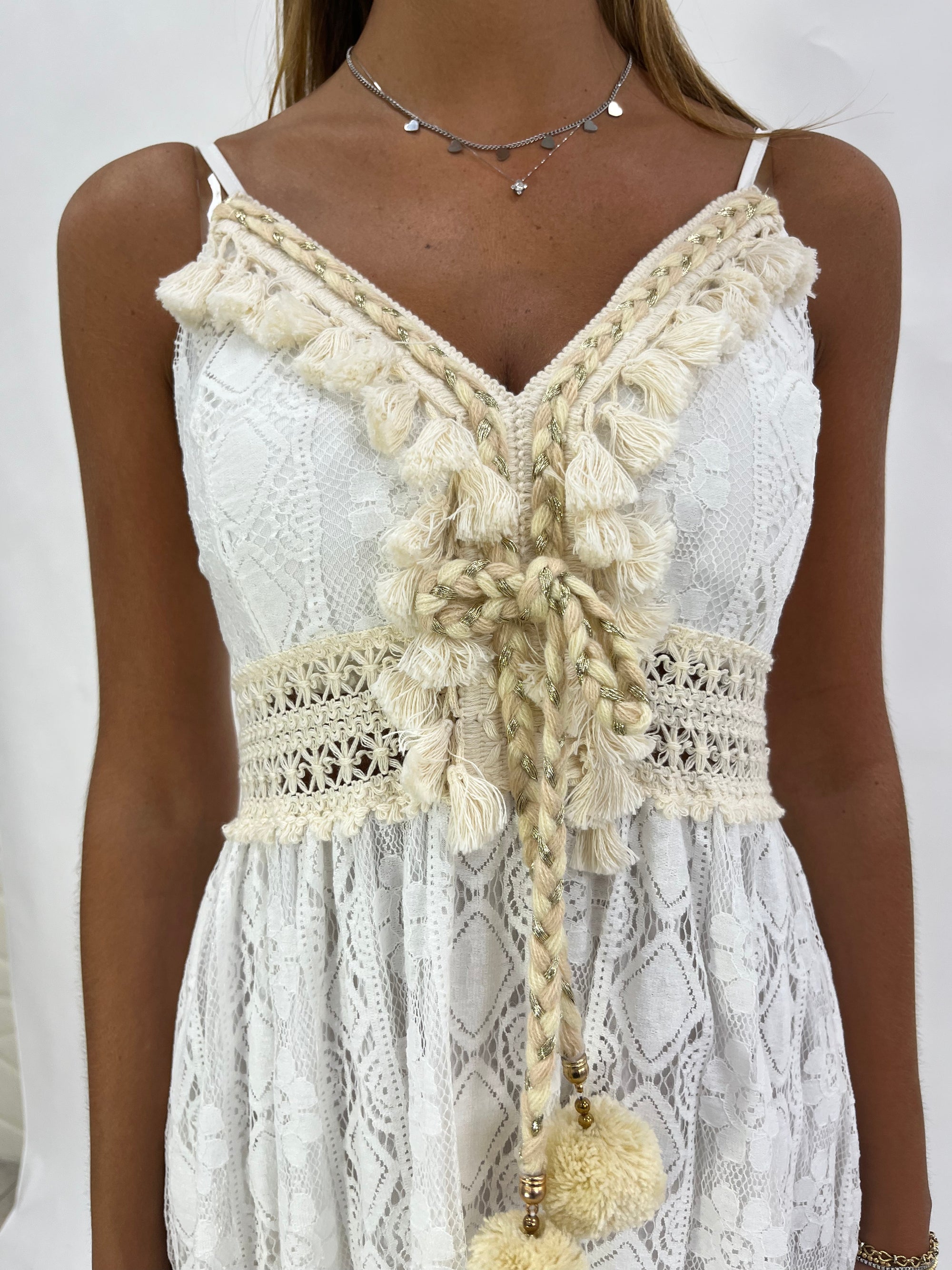 Abito con spalline in pizzo sangallo asimmetrico