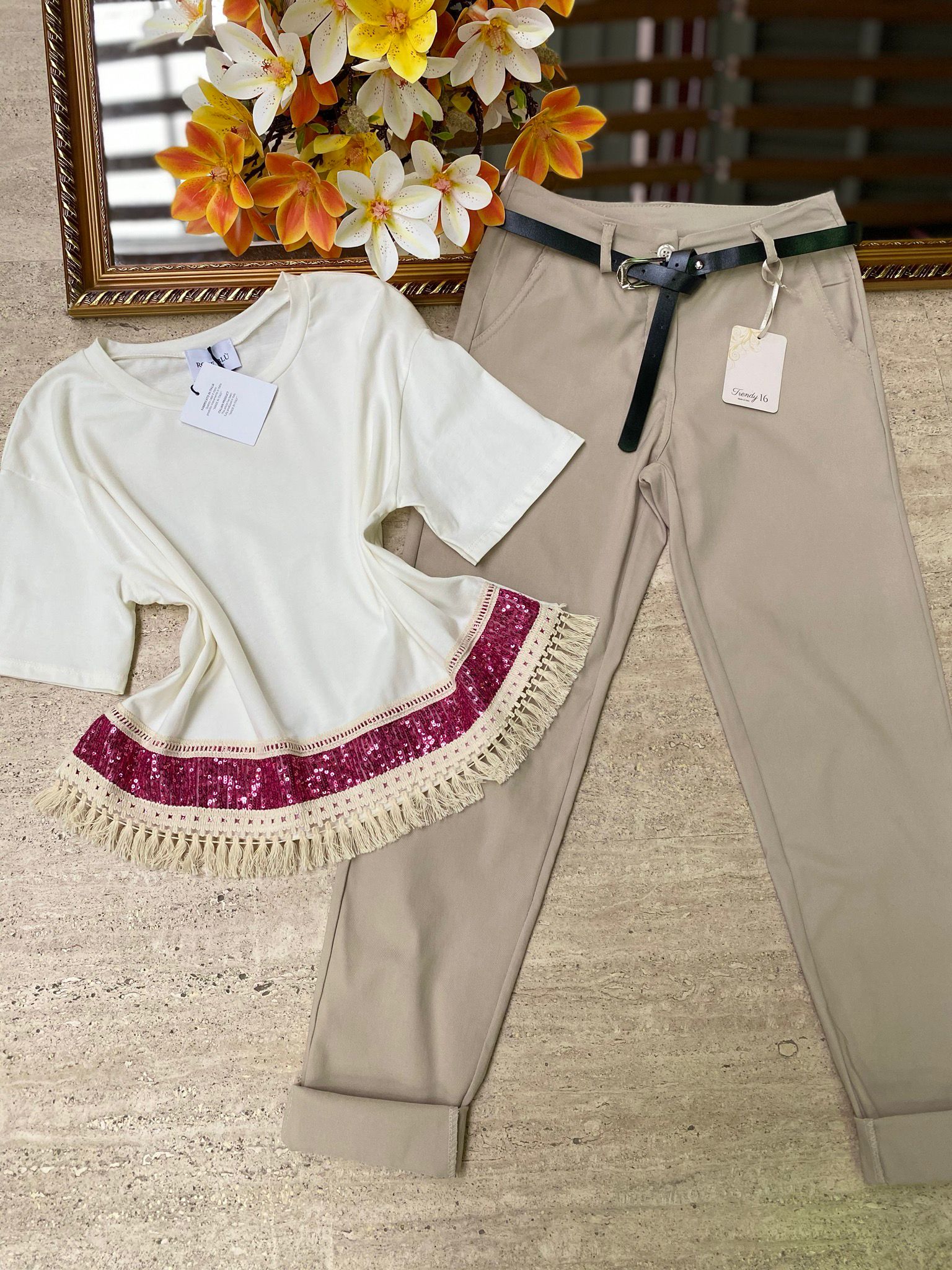 T-shirt con paillettes e frange