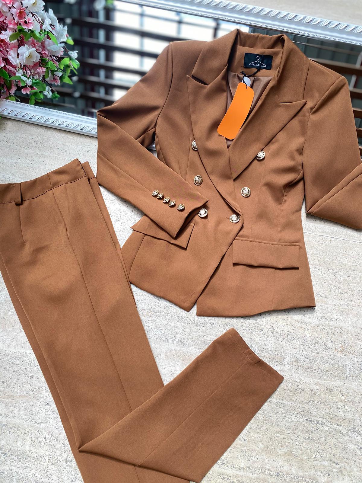 Completo elegante giacca e pantaloni a sigaretta