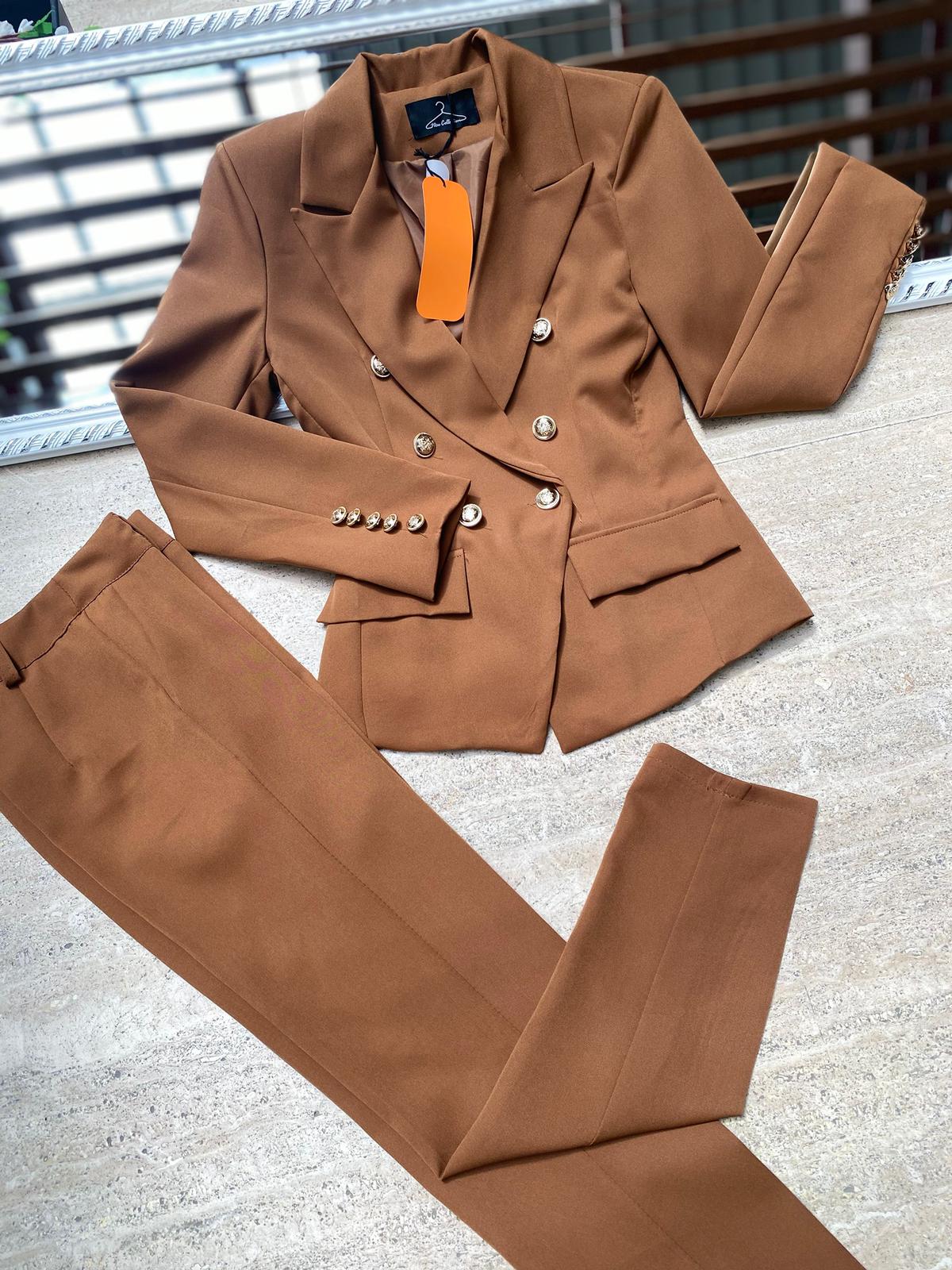 Completo elegante giacca e pantaloni a sigaretta