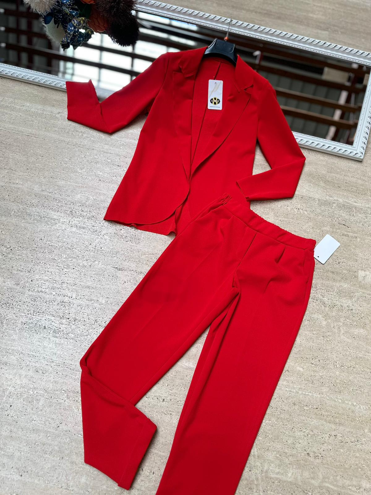 Pantaloni a sigaretta con svolta