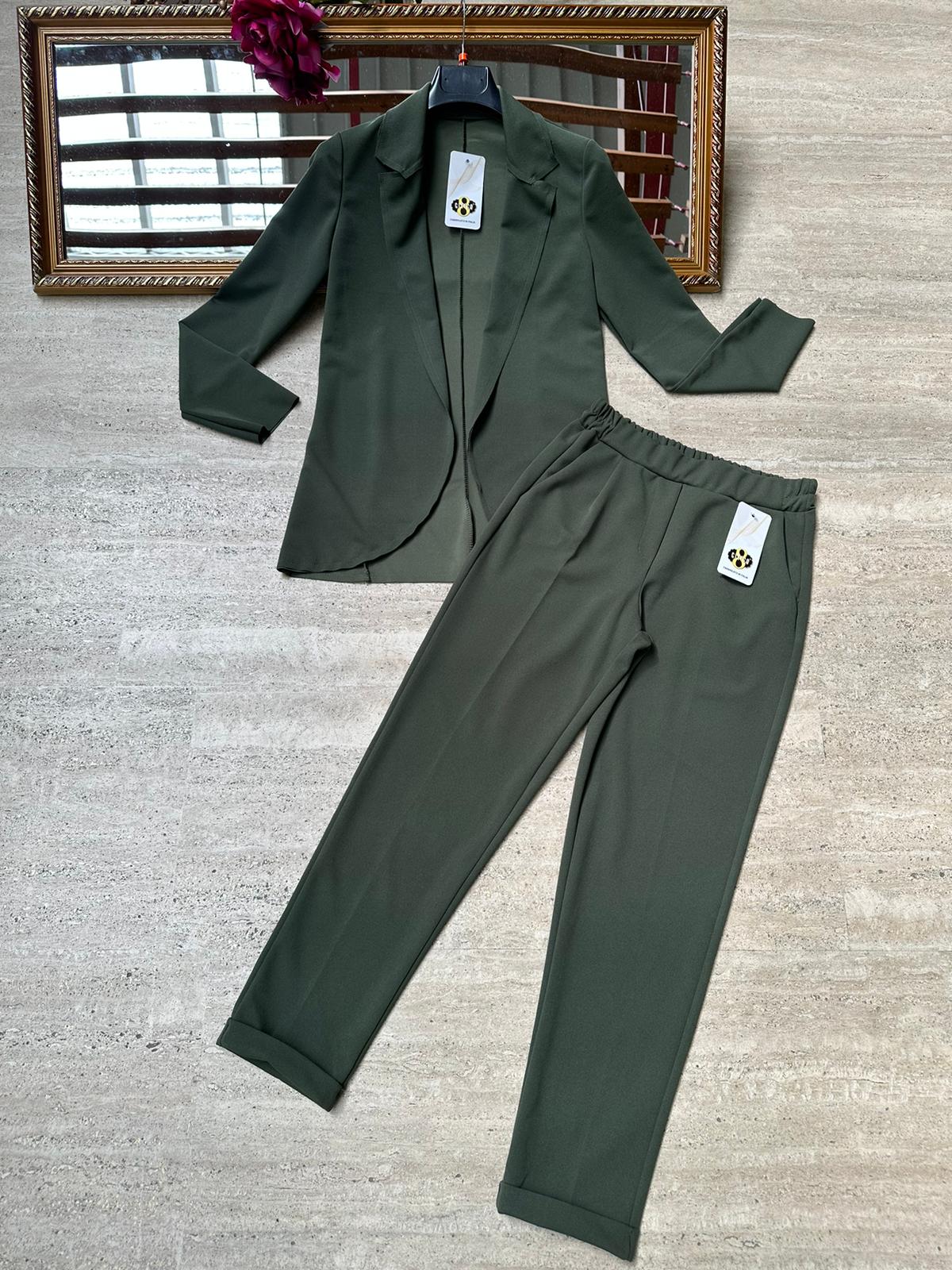 Pantaloni a sigaretta con svolta