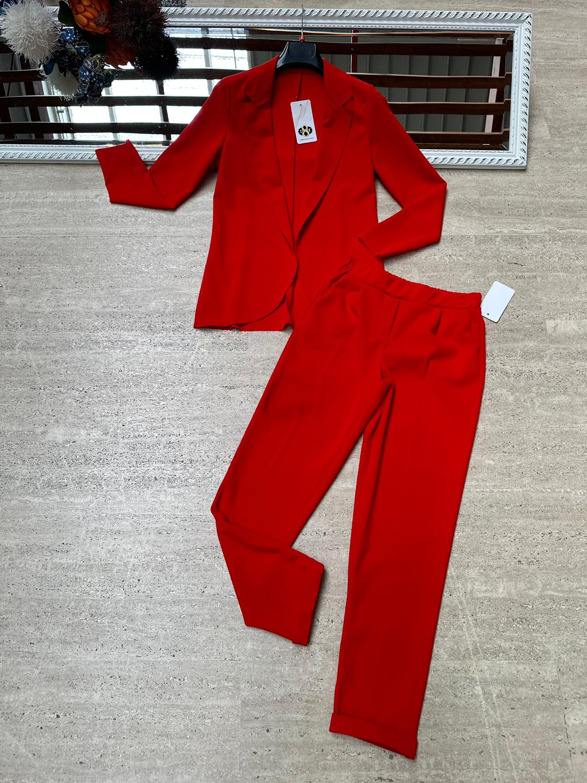 Pantaloni a sigaretta con svolta