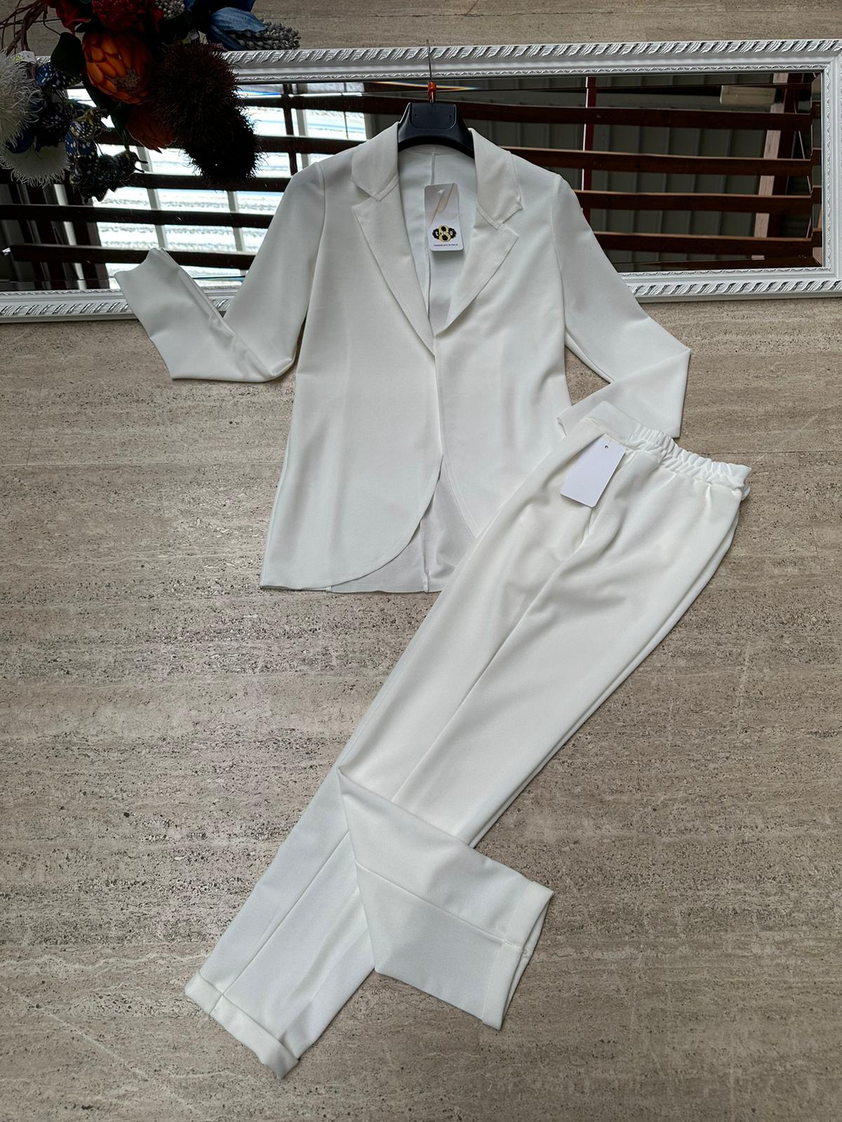 Pantaloni a sigaretta con svolta