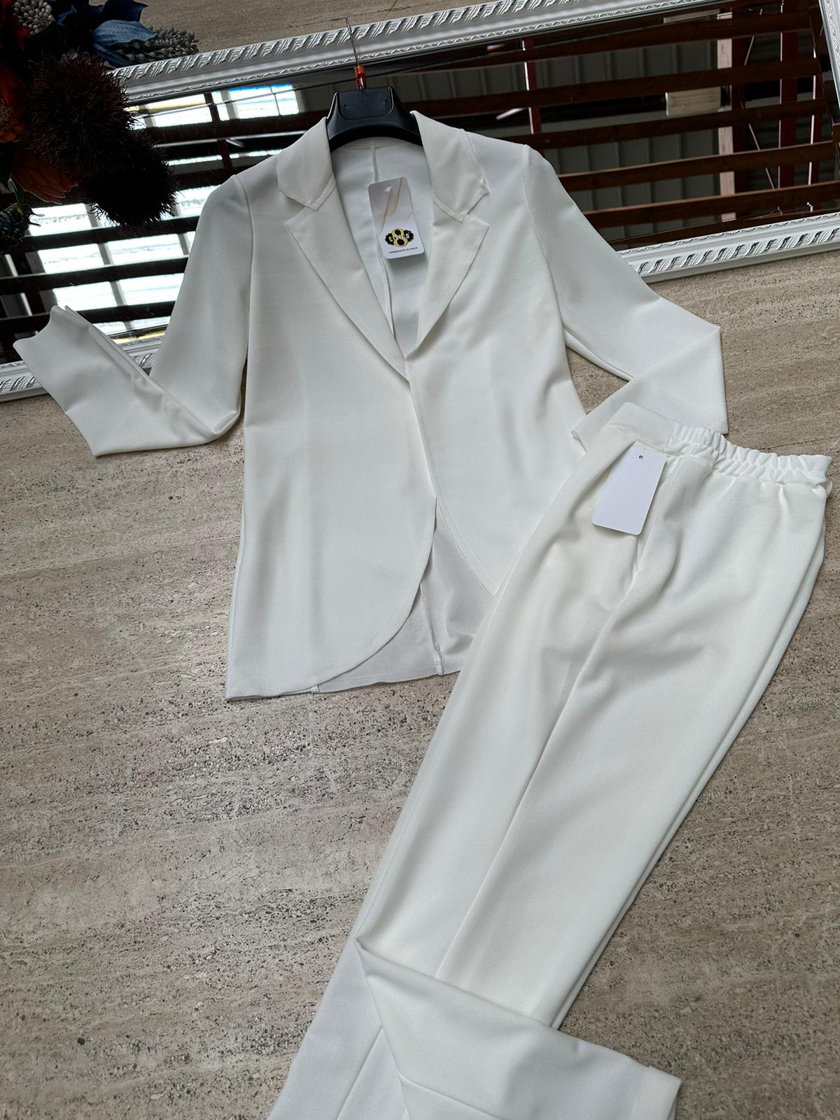 Pantaloni a sigaretta con svolta