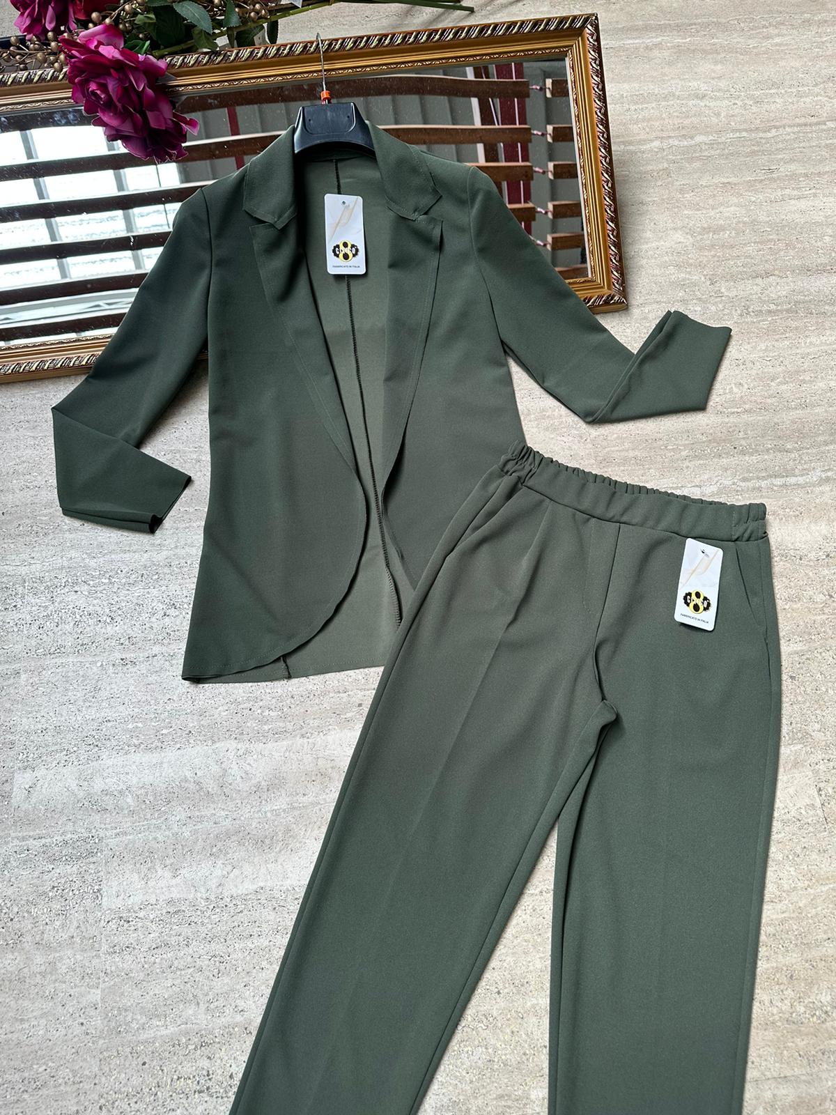 Pantaloni a sigaretta con svolta