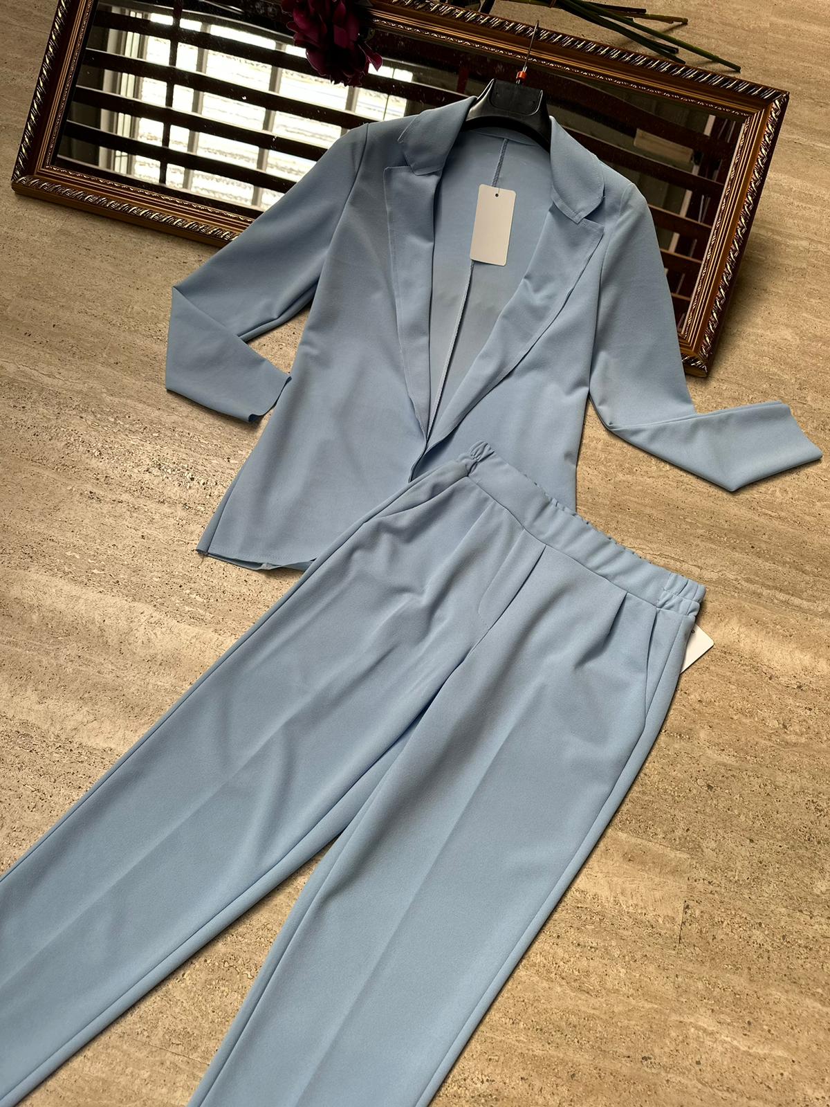 Pantaloni a sigaretta con svolta