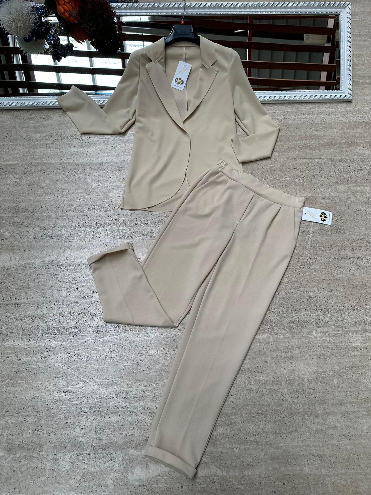 Pantaloni a sigaretta con svolta