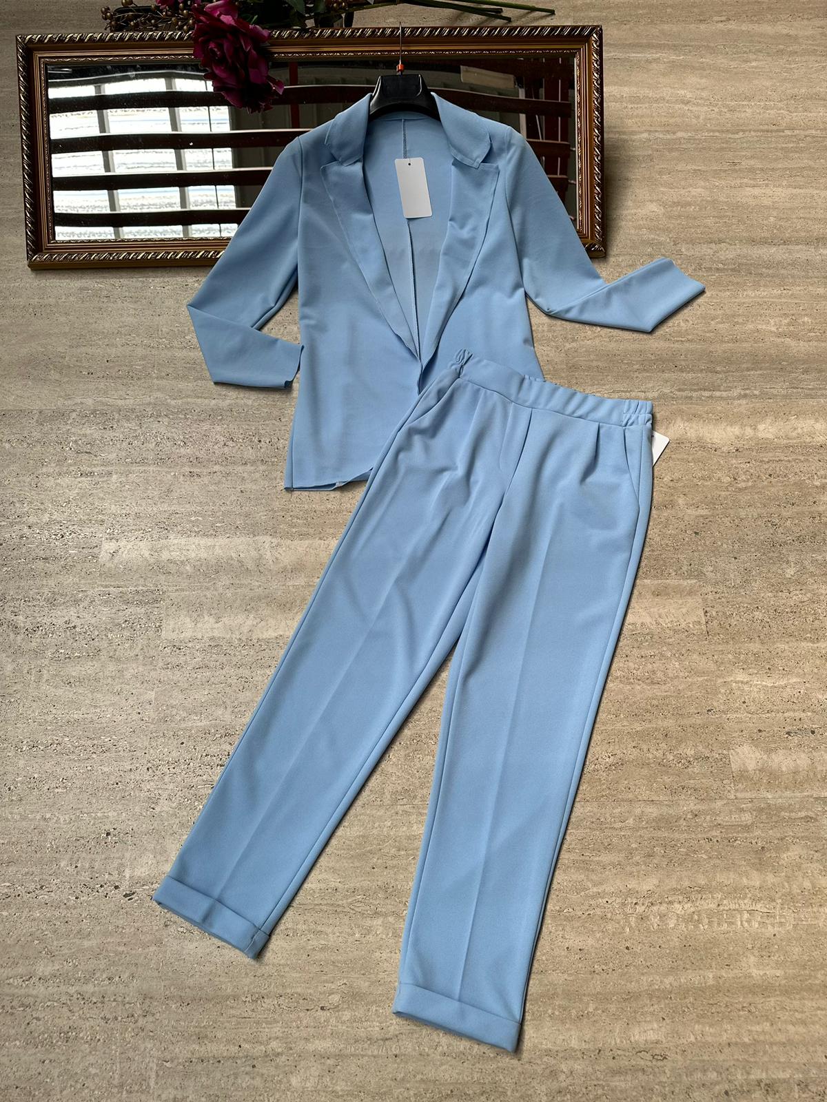 Pantaloni a sigaretta con svolta