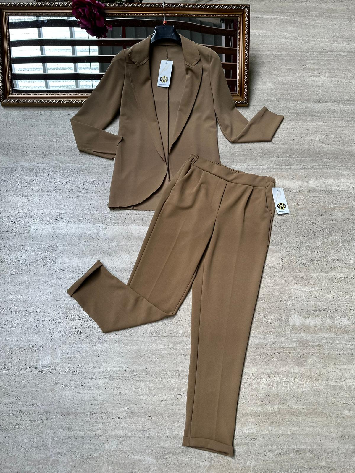 Pantaloni a sigaretta con svolta