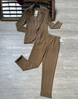 Pantaloni a sigaretta con svolta