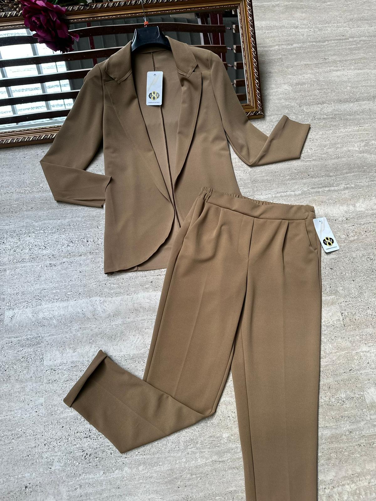 Pantaloni a sigaretta con svolta