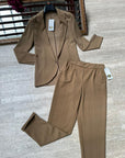 Pantaloni a sigaretta con svolta