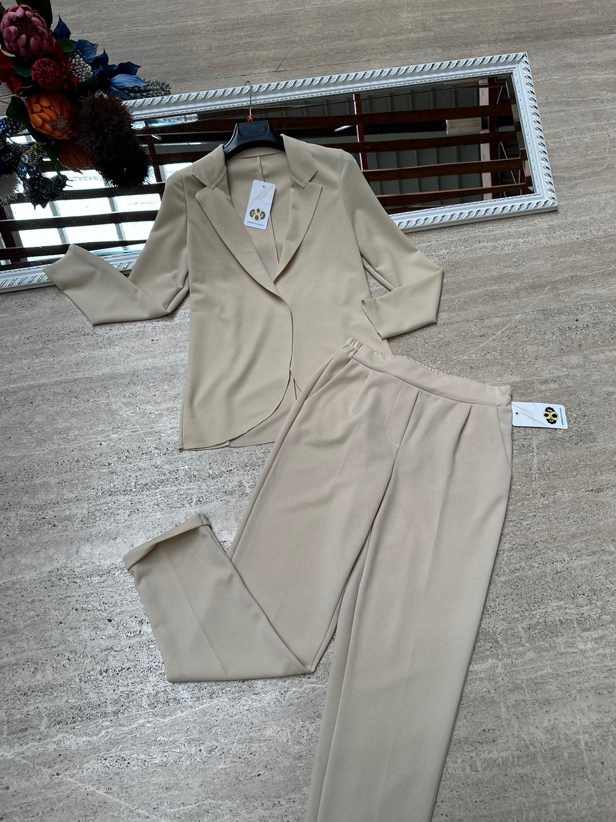 Pantaloni a sigaretta con svolta