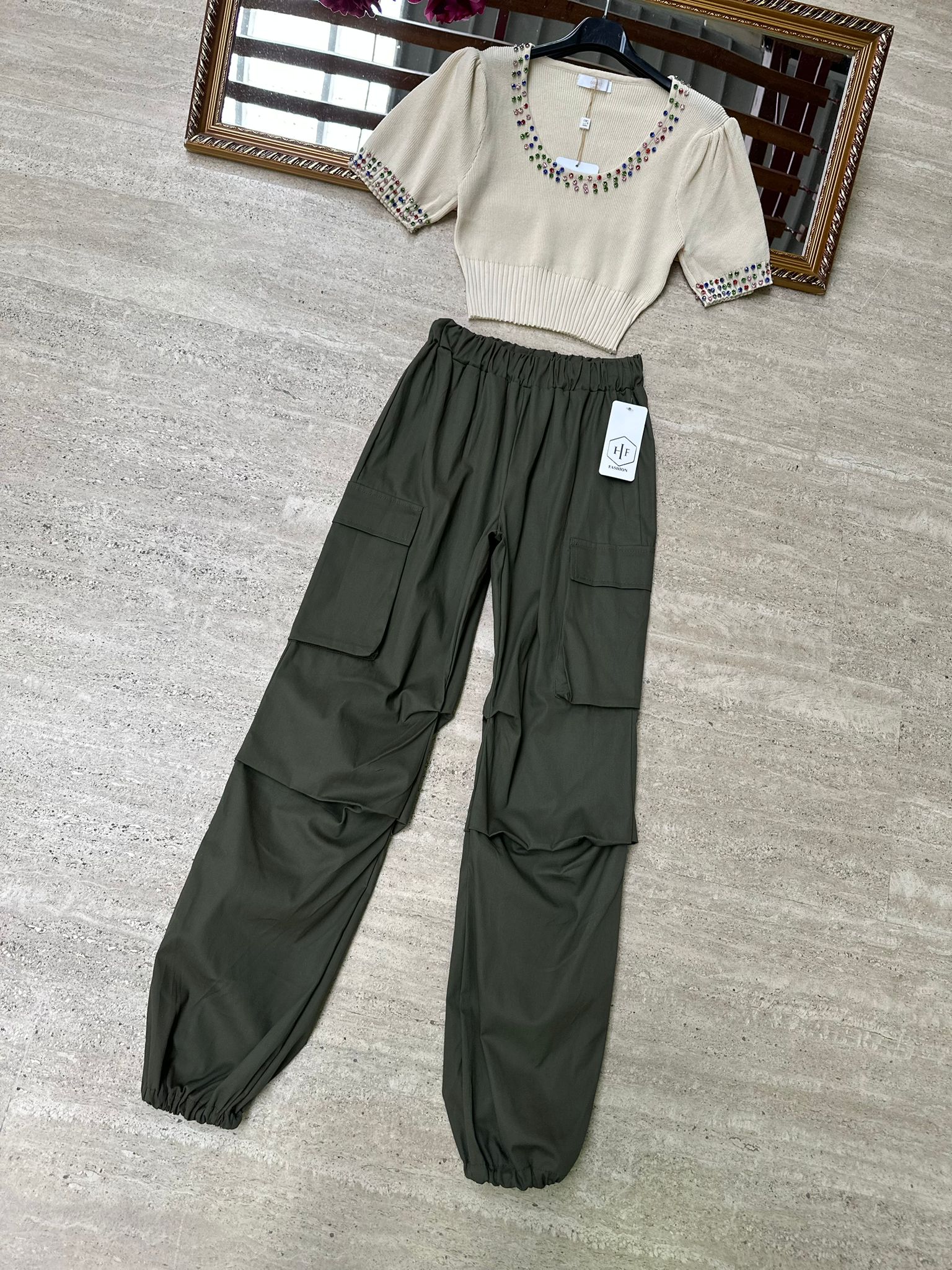 Maglia con decorazioni gioielli