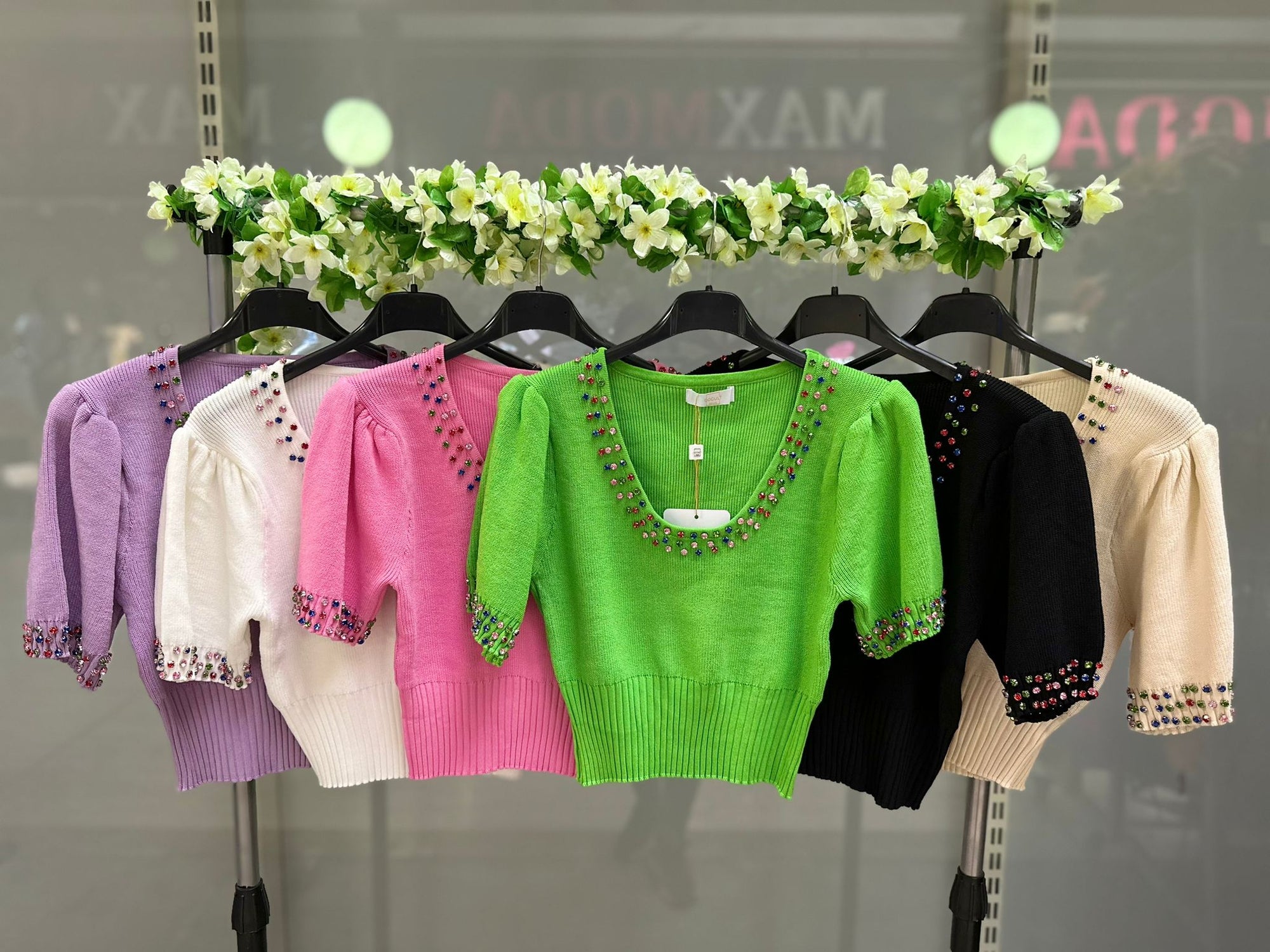 Maglia con decorazioni gioielli