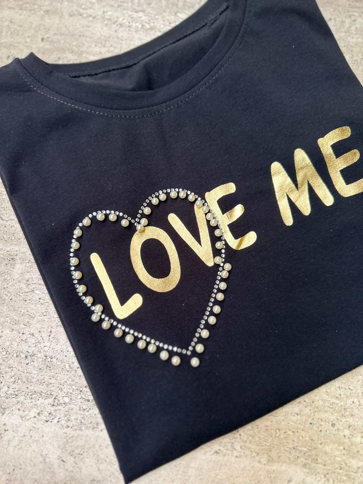 T-shirt comoda slim fit scritta love me